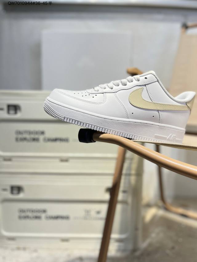 耐克 Nike Air Force 1 '07空军一号 百搭休闲运动板鞋。柔软、弹性十足的缓震性能和出色的中底设计，横跨复古与现代的外型结合，造就出风靡全球三十