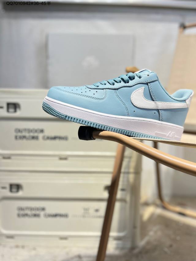 耐克 Nike Air Force 1 '07空军一号 百搭休闲运动板鞋。柔软、弹性十足的缓震性能和出色的中底设计，横跨复古与现代的外型结合，造就出风靡全球三十