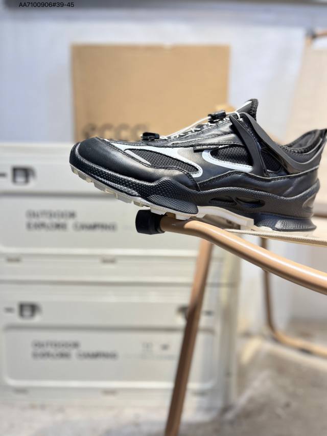 Ecco爱步男鞋轻便透气舒适耐穿 亲肤吸汗舒适内里 防滑防磨 持久干爽 简约粗绳系带 穿脱更加方便 柔韧防滑大底 鞋底立体凹槽 凹凸花纹加持 增强防滑减震性能