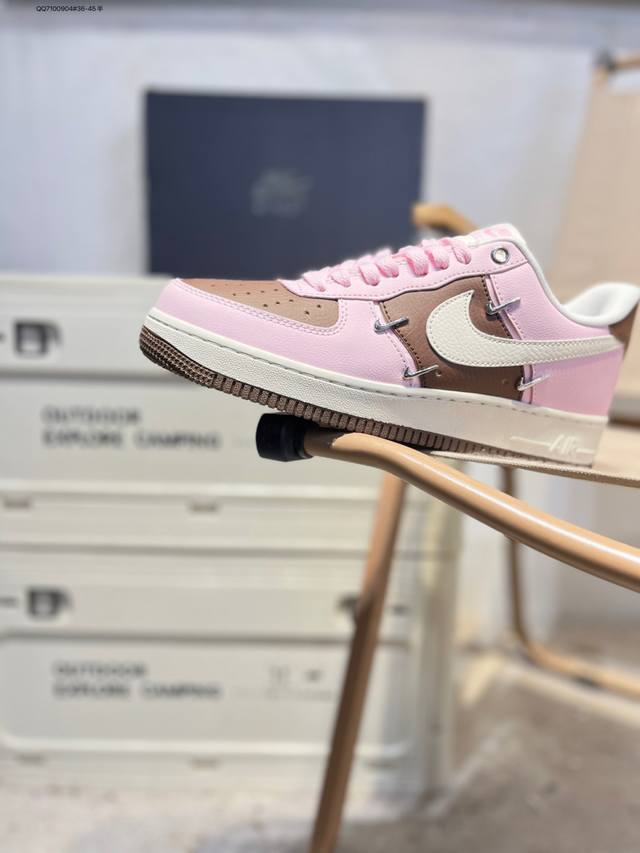 耐克 Nike Air Force 1 '07空军一号 百搭休闲运动板鞋。柔软、弹性十足的缓震性能和出色的中底设计，横跨复古与现代的外型结合，造就出风靡全球三十