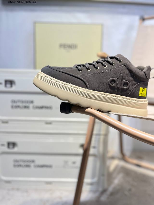 Fendi芬迪潮流时尚低帮 休闲运动鞋系列 广东品质原厂渠道原装订单 全套专柜包装物及配件 柔酷系列 松紧带套脚休闲运动男鞋 四季爆款 版型简洁大气 超级耐看