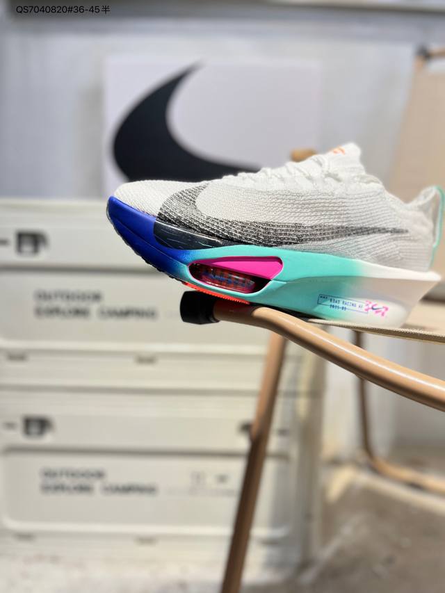 Nike Air Zoom Alphafly Next%4 proto整体采用前作的设计语言，并且对后者的细节进行升级，马拉松和长距离路跑的性能极限设计而生。F