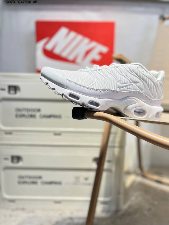 Nike Air Max plus 耐克 轻便缓震 耐磨大气垫系列 跑鞋 全新的鞋面材质搭配Tpu波浪纹理与内靴设计 打造如袜子般的贴合支撑体验 带来更加舒适的