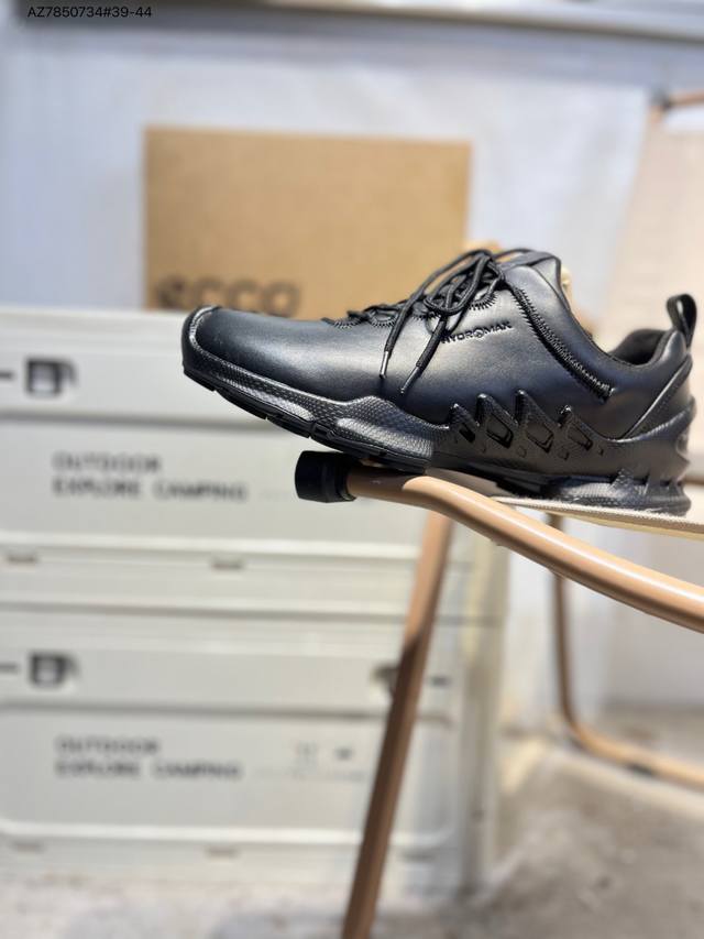 Ecco爱步男鞋轻便透气舒适耐穿 亲肤吸汗舒适内里 防滑防磨 持久干爽 简约粗绳系带 穿脱更加方便 柔韧防滑大底 鞋底立体凹槽 凹凸花纹加持 增强防滑减震性能