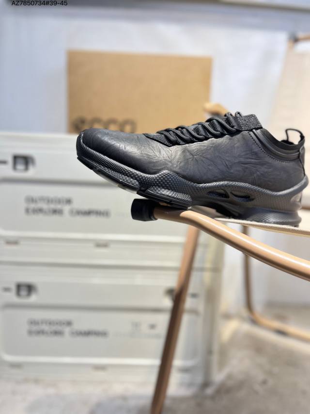 Ecco爱步男鞋轻便透气舒适耐穿 亲肤吸汗舒适内里 防滑防磨 持久干爽 简约粗绳系带 穿脱更加方便 柔韧防滑大底 鞋底立体凹槽 凹凸花纹加持 增强防滑减震性能