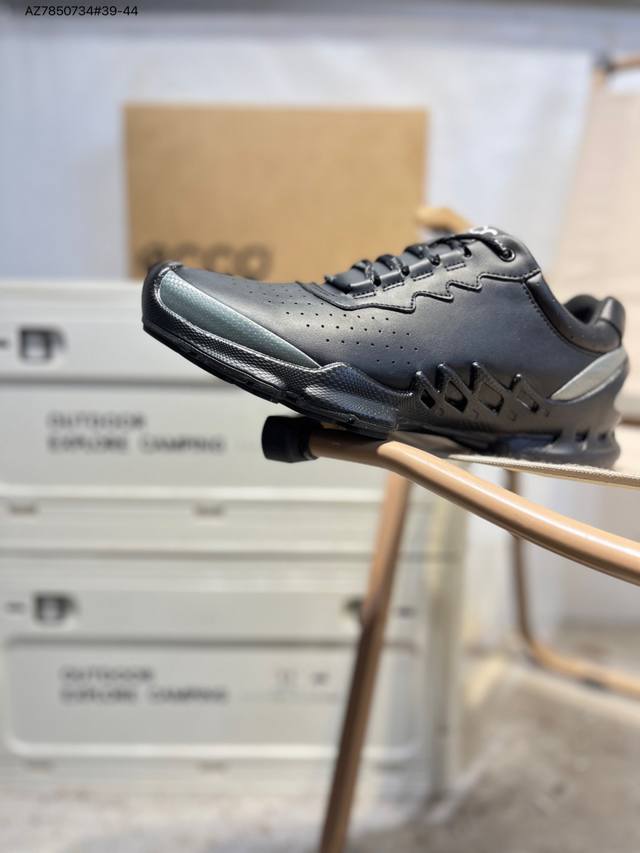 Ecco爱步男鞋轻便透气舒适耐穿 亲肤吸汗舒适内里 防滑防磨 持久干爽 简约粗绳系带 穿脱更加方便 柔韧防滑大底 鞋底立体凹槽 凹凸花纹加持 增强防滑减震性能