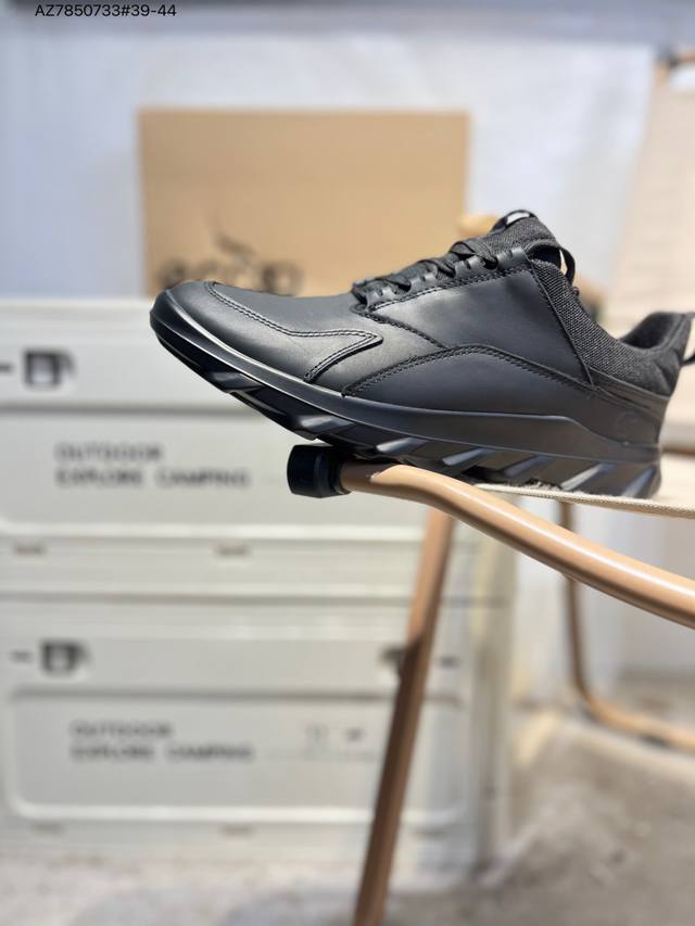 Ecco爱步男鞋轻便透气舒适耐穿 亲肤吸汗舒适内里 防滑防磨 持久干爽 简约粗绳系带 穿脱更加方便 柔韧防滑大底 鞋底立体凹槽 凹凸花纹加持 增强防滑减震性能