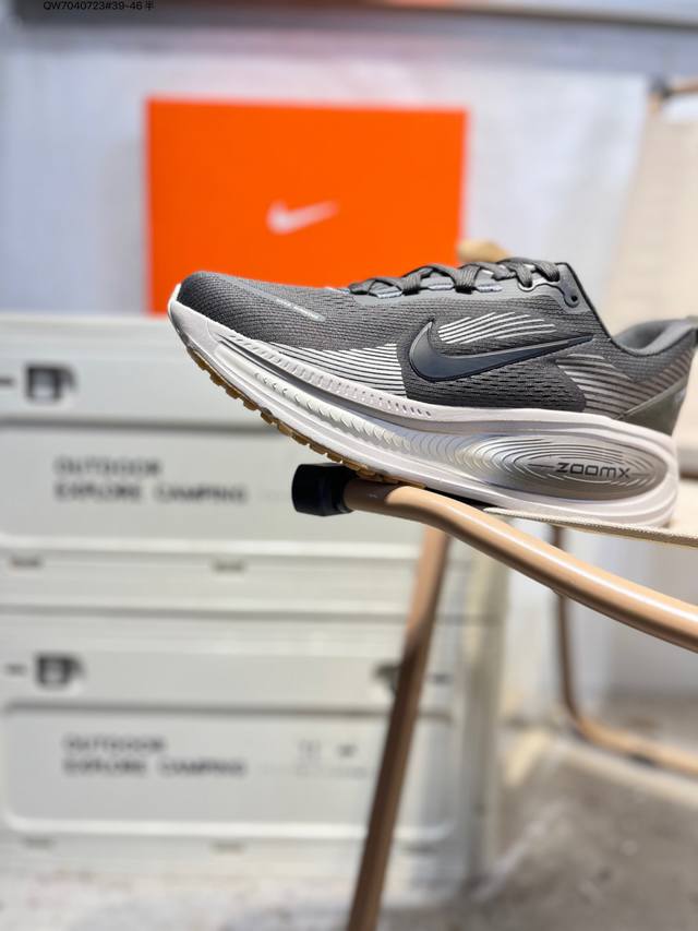 Nike Vomero 18 耐克 舒适减震防滑 低帮跑步鞋全掌Reactx泡绵中底 前掌和后跟还配备了Air Zoom气垫单元 据说跑起来更快更舒适哦 这次最