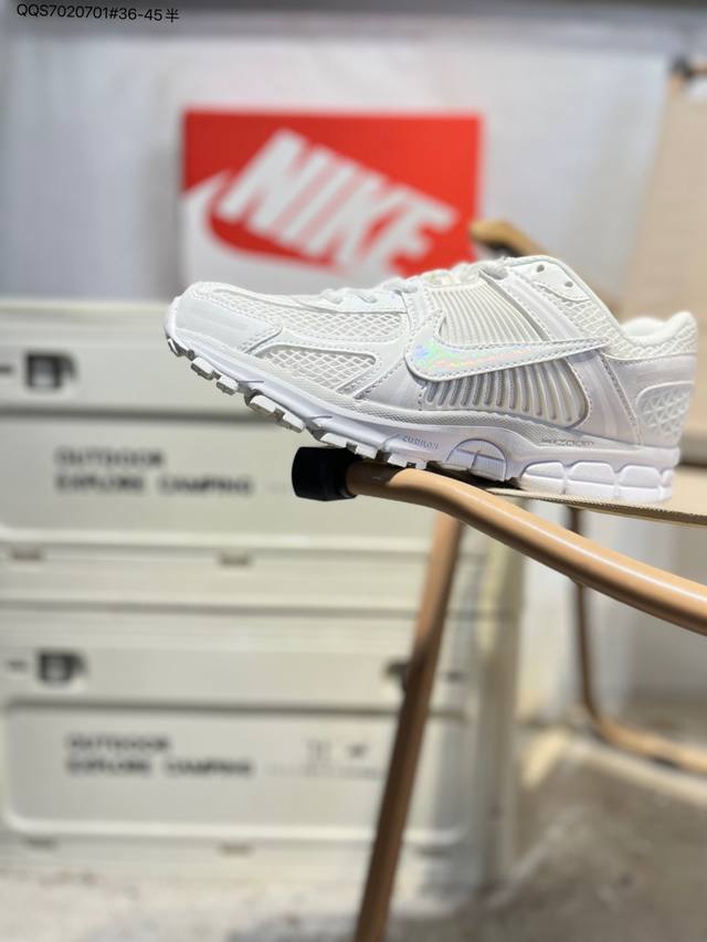 Nk Zoom Vomero 5 沙漠灰复古轻便休闲跑步鞋 采用环保纤维革饰片组合网眼布鞋面材质# 升级正确后跟Tpu加固# 耐弯折热塑框架支撑鞋身# 中底搭载