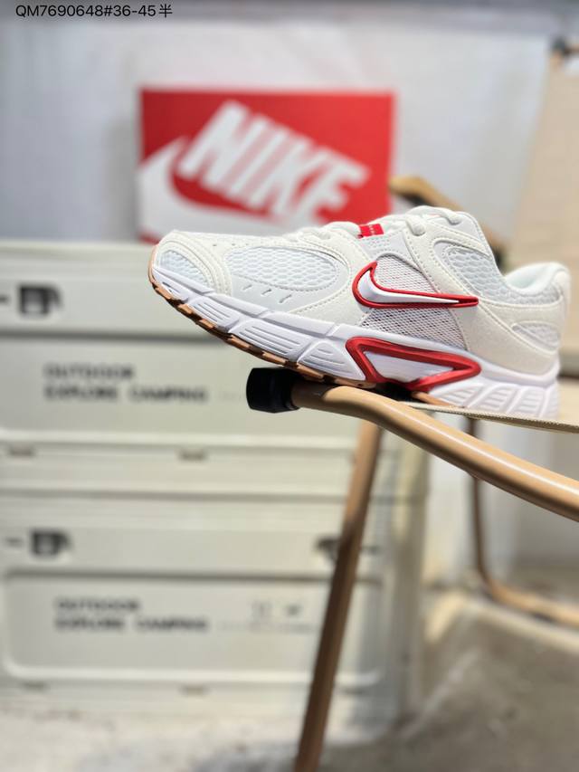 Nike V5 Rnr 舒适百搭防滑耐磨 低帮跑步鞋 舒适有型适合日常穿着 该鞋款延续千禧年经典设计搭载泡绵中底厚实而轻盈 匠心细节巧搭立体耐克勾标志焕新演绎复