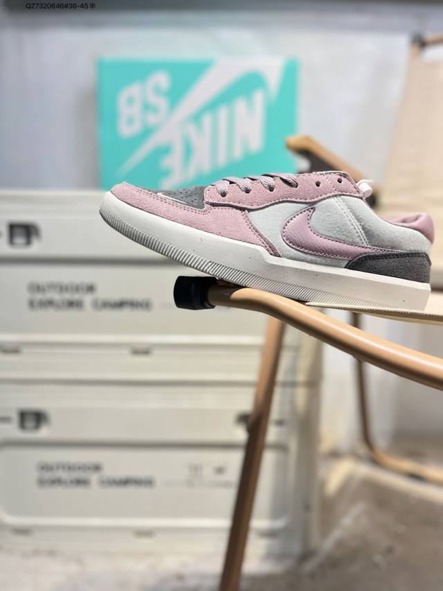 耐克Nike Sb Force 58 运动滑板鞋。这是一款将前沿创新带入街头的单品，它具有硫化杯底，具有出色的耐用性和灵活性。使用柔软皮革和帆布拼接，在饰面上放