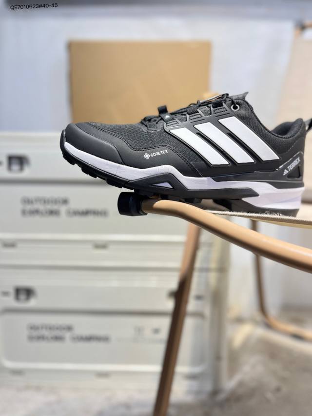 Adidas Terrex Freehiker Sl Gtx 硬核的薄底徒步鞋 实拍首发 鞋底会比大齿花的越野底更防滑 搭配Gore-Tex防水加持和Megag