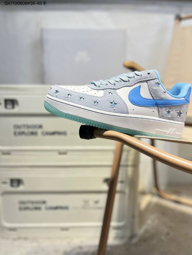 耐克 Nike Air Force 1 '07空军一号 百搭休闲运动板鞋。柔软、弹性十足的缓震性能和出色的中底设计，横跨复古与现代的外型结合，造就出风靡全球三十
