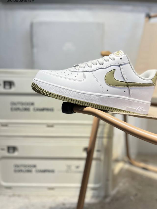 耐克 Nike Air Force 1 '07空军一号 百搭休闲运动板鞋。柔软、弹性十足的缓震性能和出色的中底设计，横跨复古与现代的外型结合，造就出风靡全球三十