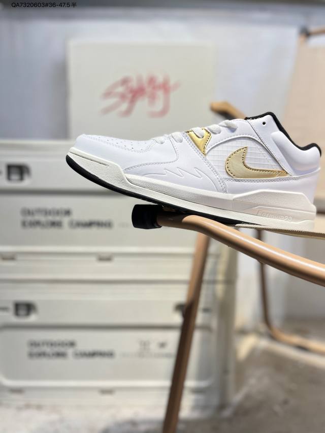 Air Jordan Stadium 90 Stadium Jordan Stadium 90充满了对Tinkerhathield 原创设计的致敬，包括中足网状