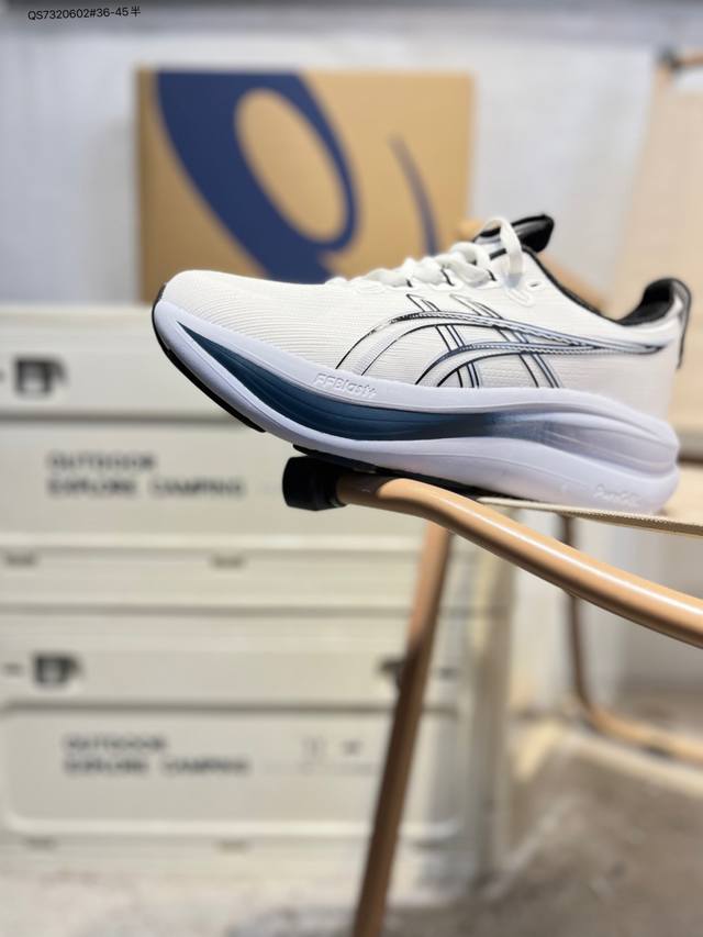 Asics Gel-Nimbus 28亚瑟士经典跑鞋 如今机能风和户外风吹得正劲，便是主打“Urban Outdoor机能越野风格”，城市和户外场景都能轻松应对