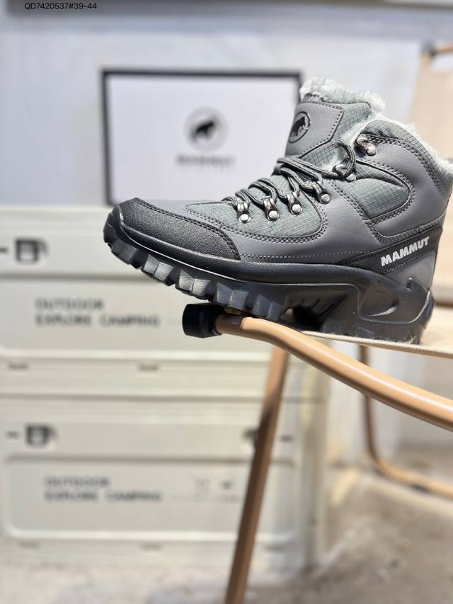 Mammut猛犸象 户外机能训练 登山鞋 采用了专业的鞋底设计 耐磨的橡胶大底和特殊的防滑纹路设计 无论是在崎岖的山路还是湿滑的岩石上 都能为穿着者提供稳固的支