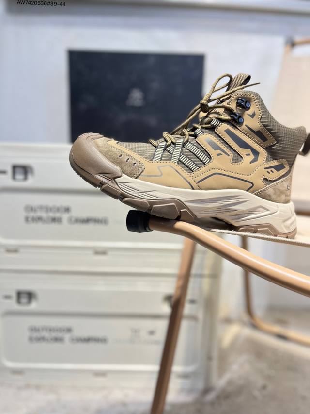 凯乐石Kailas 界山户外高帮防水登山徒步鞋 大厂出品 鞋面采用Gore-Tex全袜套防水科技。鞋带采用 Boa 旋钮快速穿脱系统。Eco-Sport轻量中底