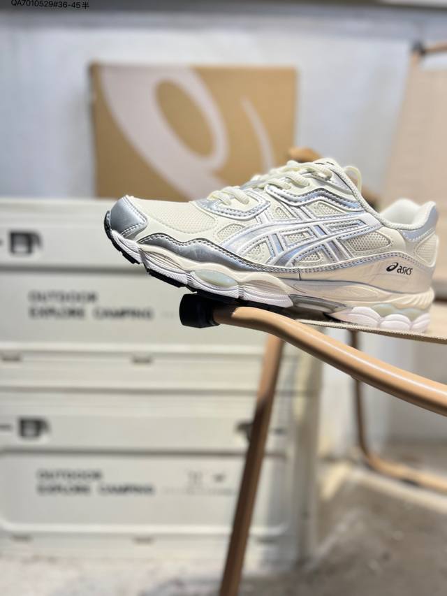 Asics Gel- Nyc亚瑟士经典跑鞋 如今机能风和户外风吹得正劲，便是主打“Urban Outdoor机能越野风格”，城市和户外场景都能轻松应对。关键是跑