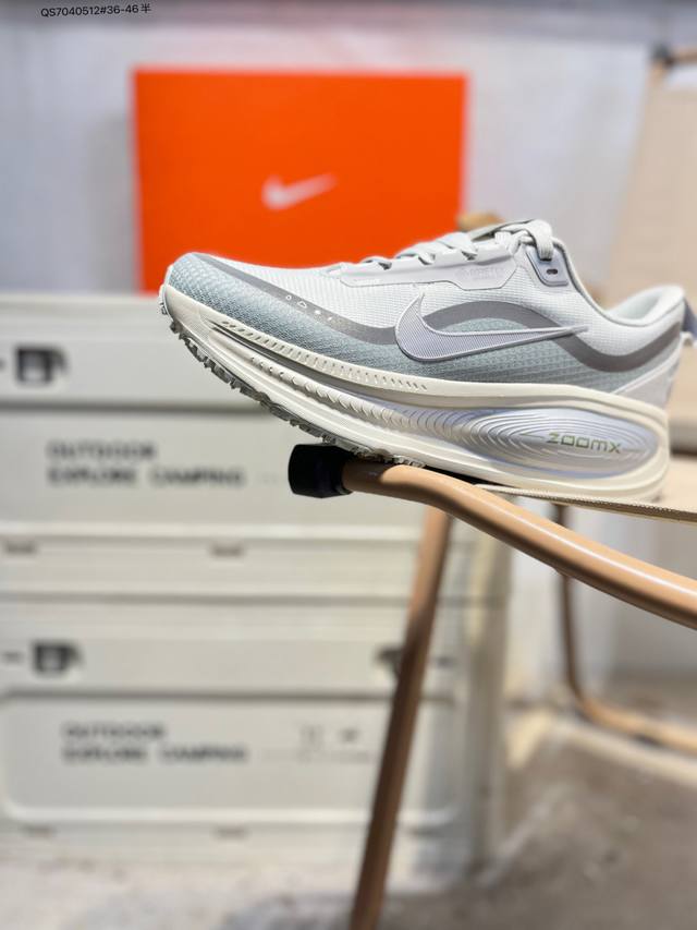 Nike Vomero 18 Gtx 耐克 舒适减震防滑 低帮跑步鞋全掌Reactx泡绵中底 前掌和后跟还配备了Air Zoom气垫单元 据说跑起来更快更舒适哦