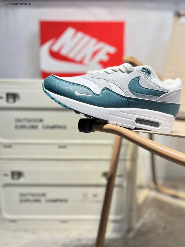 Nk Air Max 1 初代复古气垫慢跑鞋 由Tinker Hatfeld和Mark parker在1987年设计 灵感来自于巴黎蓬皮杜中心 在参观了蓬皮杜中