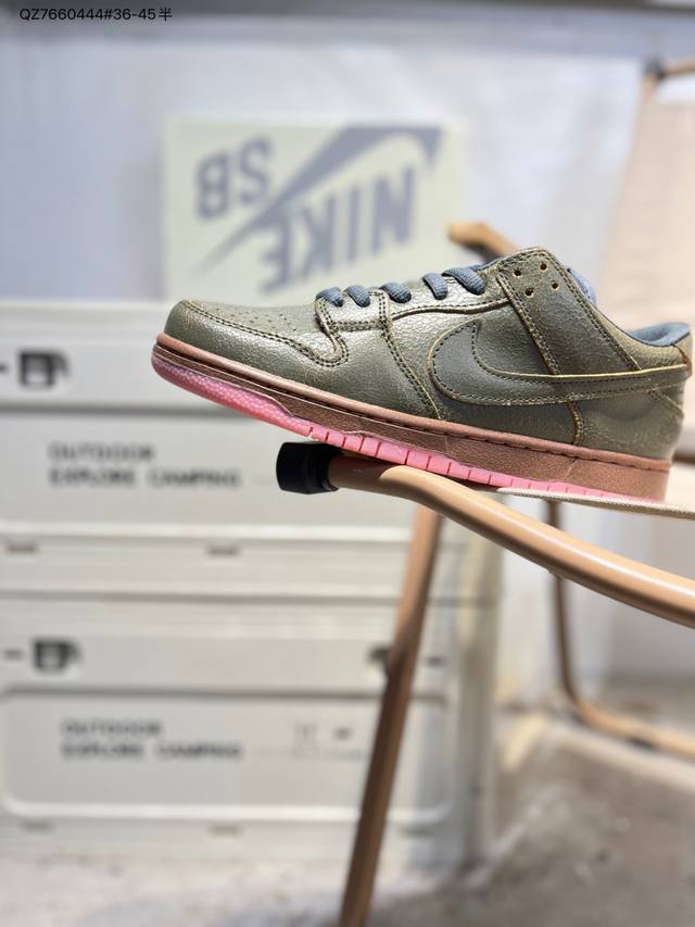 耐克Nike Dunk Low 板鞋Sb系列经典百搭休闲运动板鞋加厚鞋舌的填充，使舒适性大大提升，同时也更方便穿脱中底部分则加入了脚感柔软舒适Zoomair气垫