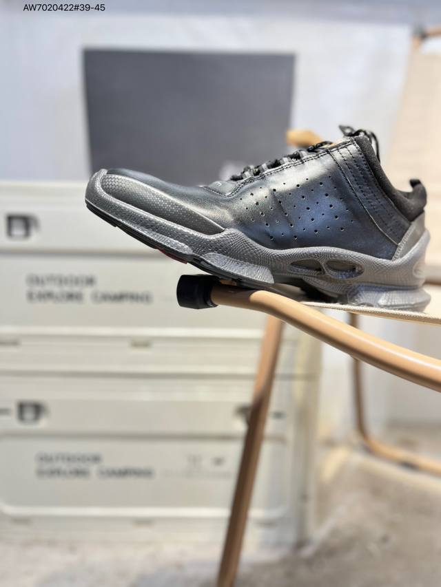 Ecco爱步男鞋轻便透气舒适耐穿 亲肤吸汗舒适内里 防滑防磨 持久干爽 简约粗绳系带 穿脱更加方便 柔韧防滑大底 鞋底立体凹槽 凹凸花纹加持 增强防滑减震性能