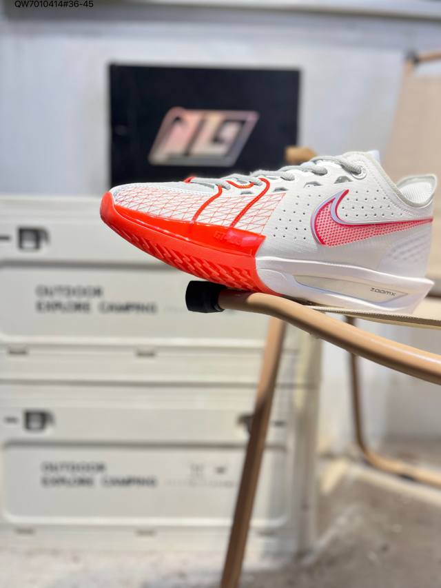 Nike G.T. Cut 3 Ep Gt3代实战篮球鞋 该鞋款采用出众回弹设计 为切入、转向和移步篮筐提供出色的能量回馈 回弹性能带来弹力充沛的迈步体验 助你