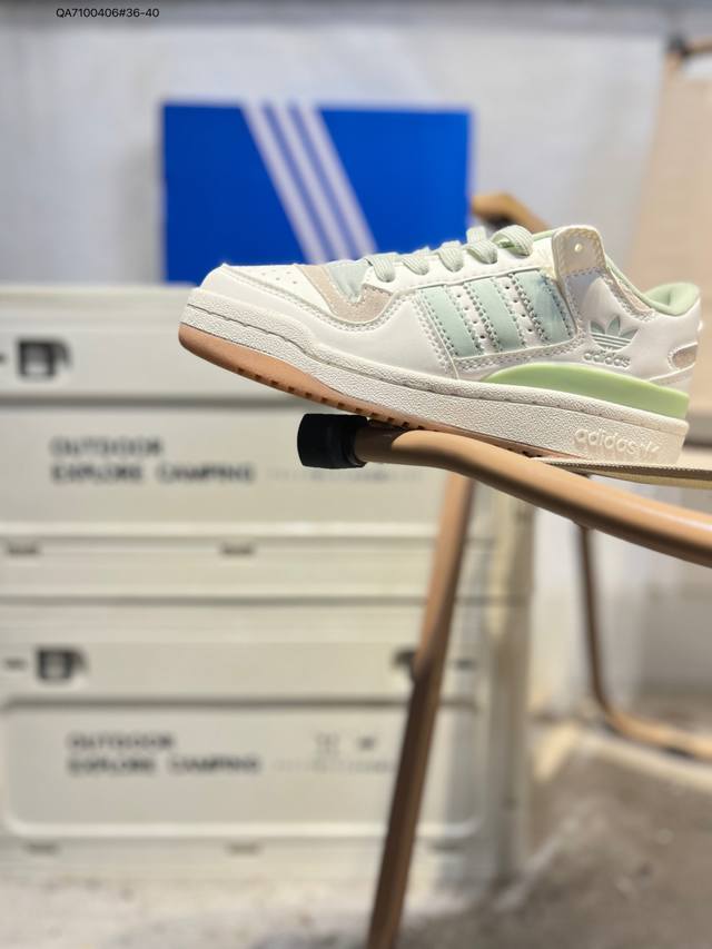 Adidas 阿迪达斯罗马系列 Forum 84 Low Shoes 饰有摩登细节的Forum 经典板鞋运动鞋休闲篮球运动鞋。当Adidas Forum篮球鞋初