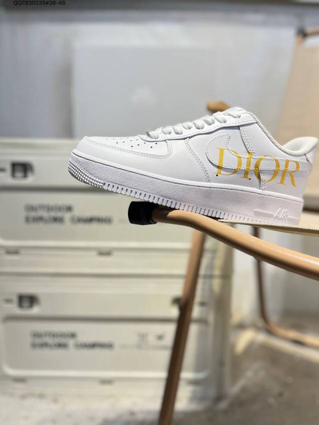 耐克 Nike Air Force 1 '07空军一号 百搭休闲运动板鞋。柔软、弹性十足的缓震性能和出色的中底设计，横跨复古与现代的外型结合，造就出风靡全球三十