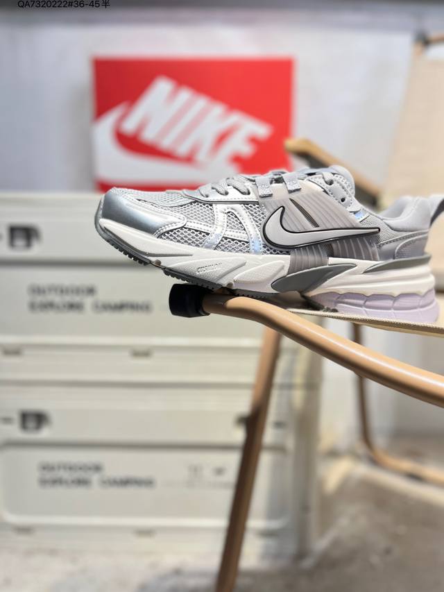 Nk V2K Runtekk 减震防滑低帮 复古老爹鞋跑步鞋 鞋款被命名为 Runtekk 设计上借鉴了 2000 年的跑鞋风格 配色上以金属银为主调 简练又有