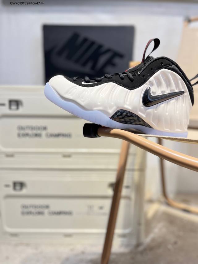 Nk Air More Uptempo ’96 Slide 皮蓬 以流行于街头的涂鸦文化为设计灵感，整体的设计风格夸张而充满魅力，厚实而充满质感的皮质鞋面两侧印