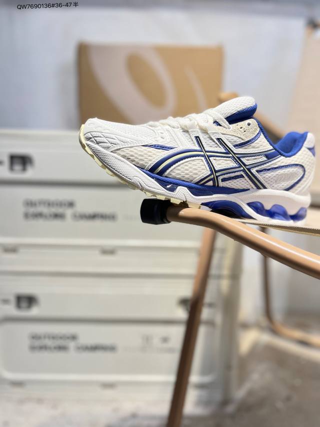 Asics Gel-Nimbus 10.1亚瑟士经典跑鞋 如今机能风和户外风吹得正劲，便是主打“Urban Outdoor机能越野风格”，城市和户外场景都能轻松