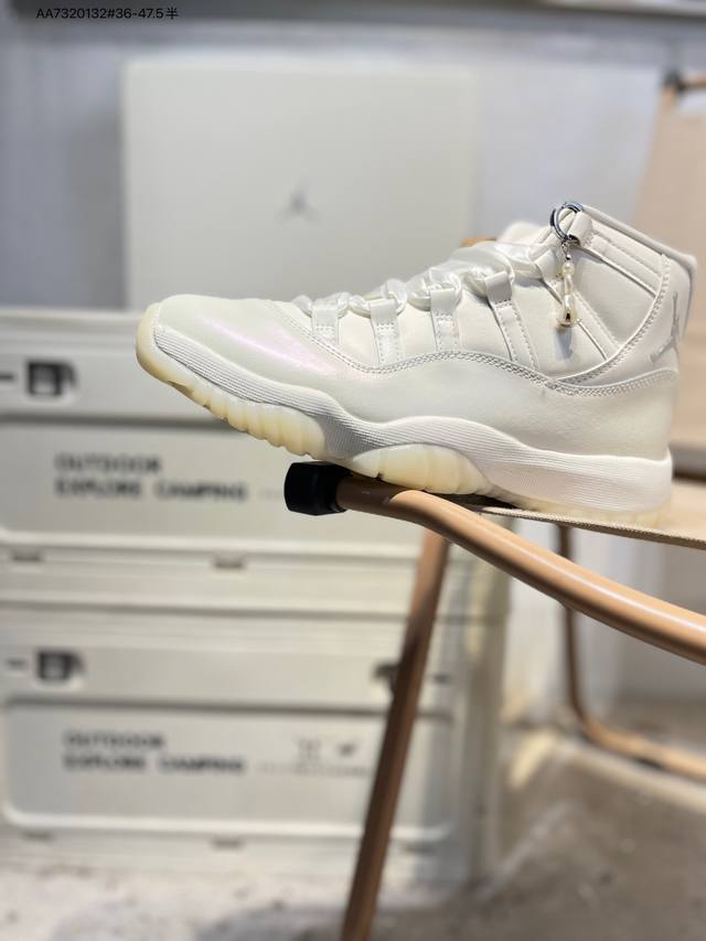 升级原楦原纸版数据开发版型#采用荔枝纹头层皮革组合耐磨防刮尼龙网纱鞋面材质#搭载原厂碳纤维缓震中板#还原Zp细节#原厂流水成型工艺#厂级拉帮注胶效果#外置色卡已