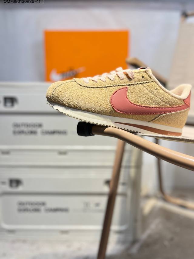 Nike Classic Cortez 全新配色 经典阿甘休闲跑步鞋 纯粹而执着的精神，使得Cortez种在了一代人的心里，无论是否喜欢它复古的鞋型，一双Nik