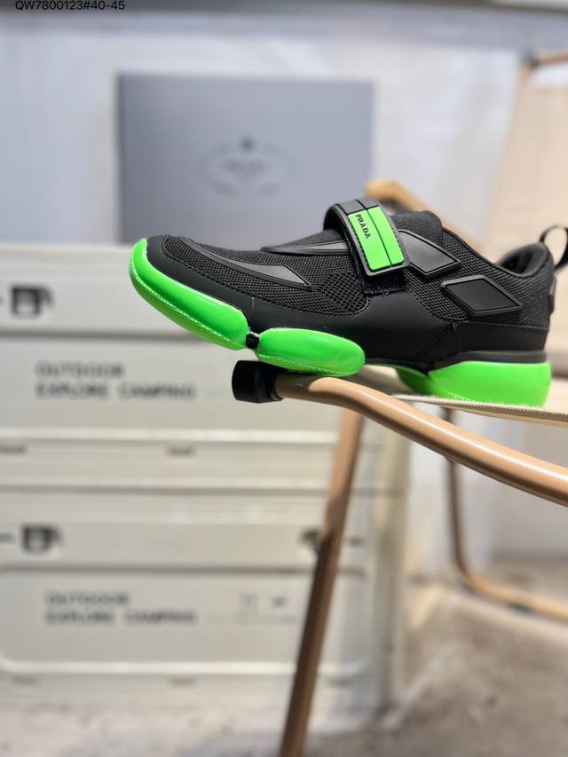 prada 普拉达 原楦数据开发版型，采用Tpu定型橡胶模片网织布鞋面材质，头层真皮灌注式pu乳胶缓震鞋垫，外置Tr耐磨橡胶鞋底多变设计塑造新品,意大利高奢品牌