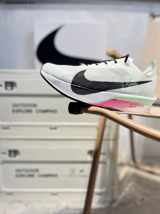Nike Air Zoom Alphafly Next%4 proto整体采用前作的设计语言，并且对后者的细节进行升级，马拉松和长距离路跑的性能极限设计而生。H