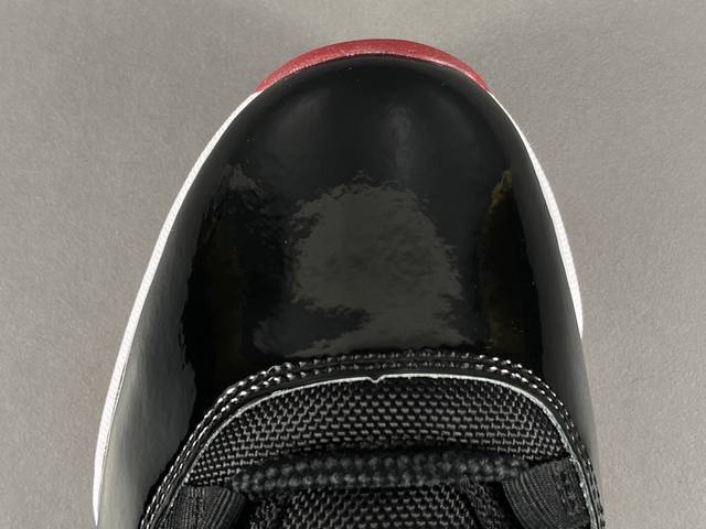 价格p下调！ 渠道优势 ！ Og版：乔11 黑红白 Jordan Air Jordan 11 Bred 季后赛 篮球鞋 男女同款 货号：378037-061 尺