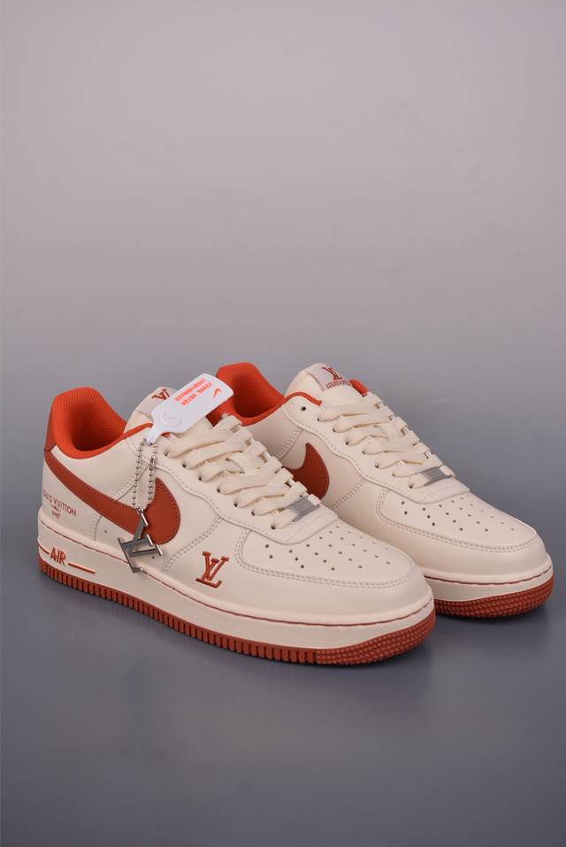 Nike Air Force 1 Low Lv联名 原楦头原纸板 打造纯正空军版型 专注外贸渠道 全掌内置蜂窝气垫 原盒配件 原厂中底钢印、拉帮完美 官方货号: