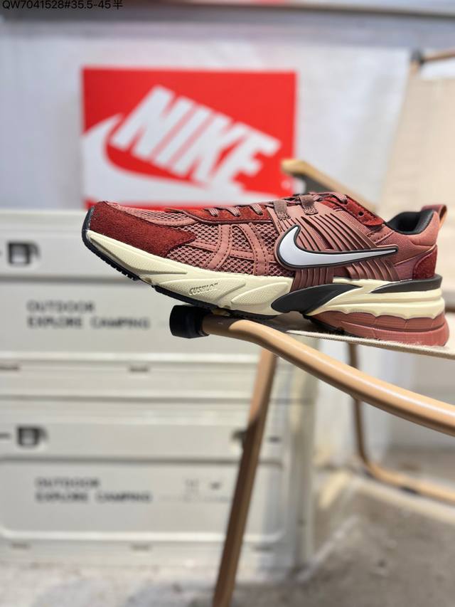 Nk V2K Runtekk 减震防滑低帮 复古老爹鞋跑步鞋 鞋款被命名为 Runtekk 设计上借鉴了 2000 年的跑鞋风格 配色上以金属银为主调 简练又有