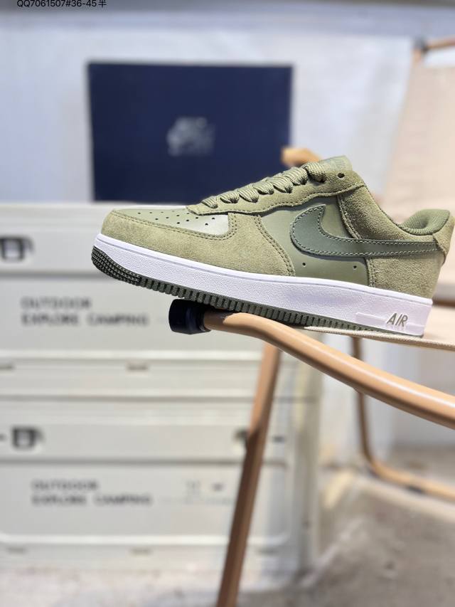 耐克 Nike Air Force 1 '07空军一号 百搭休闲运动板鞋。柔软、弹性十足的缓震性能和出色的中底设计，横跨复古与现代的外型结合，造就出风靡全球三十