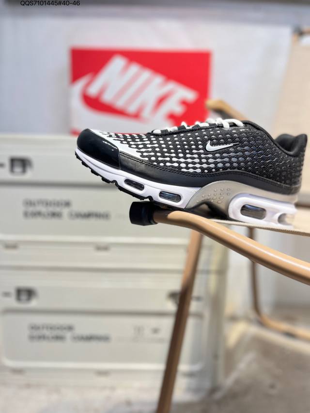 耐克 Nike Air Max plus是Nike旗下另类鞋款的代表，Tn 它诞生于1996年，是第一款使用Tunedair气垫的跑鞋，其特点就在于实现各气室间