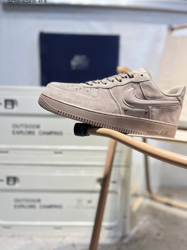 耐克 Nike Air Force 1 '07空军一号 百搭休闲运动板鞋。柔软、弹性十足的缓震性能和出色的中底设计，横跨复古与现代的外型结合，造就出风靡全球三十