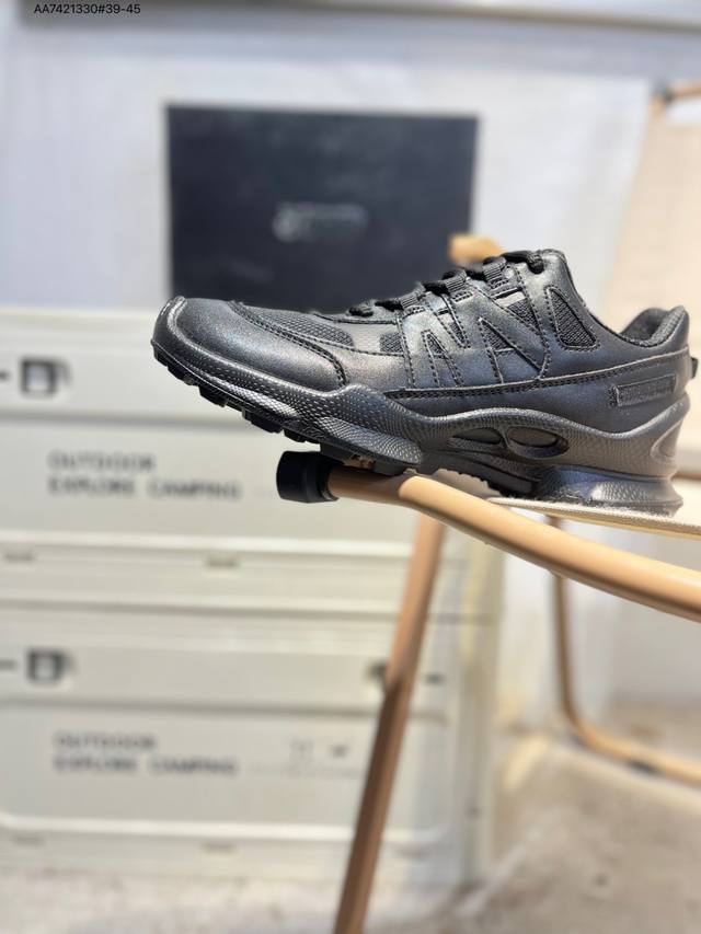 Ecco爱步男鞋轻便透气舒适耐穿 亲肤吸汗舒适内里 防滑防磨 持久干爽 简约粗绳系带 穿脱更加方便 柔韧防滑大底 鞋底立体凹槽 凹凸花纹加持 增强防滑减震性能