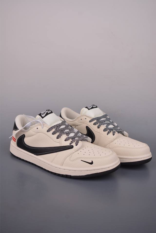 Fragment X Travis Scott X Supreme Air Jordan 1 Low 三方联名倒钩 全新的三方联名低帮倒钩鞋面延续了黑脚趾设计，
