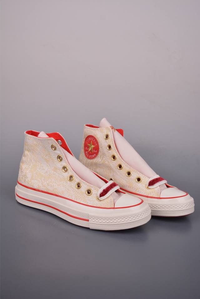 Converse 1970S 鸿运当头 匡威蛇年生肖限定款 真的是细节满满的鞋子 不仅新年可以穿 日常穿也嗷嗷好看 1970S真的是经典 金色蛇纹纹理贵气十足