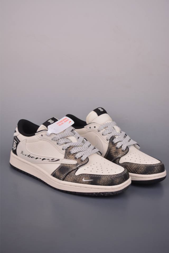 Fragment X Travis Scott X 巴黎世家 Air Jordan 1 Low 三方联名倒钩 全新的三方联名低帮倒钩鞋面延续了黑脚趾设计，整双鞋