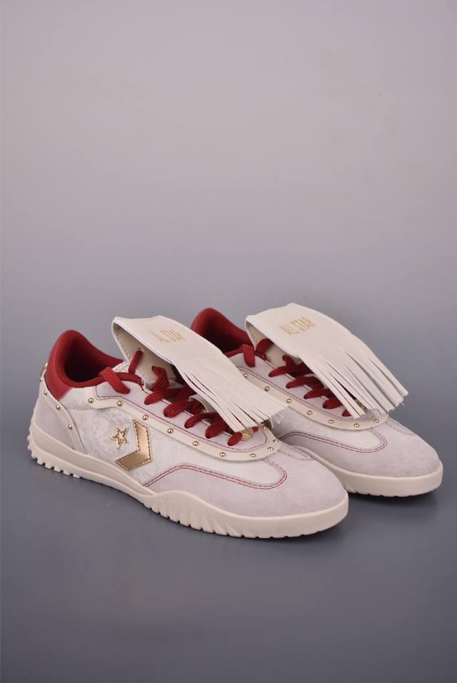 Converse All Star Cny 马年限定 匡威2026马年Cny新年限定德训鞋 米白麂皮搭配酒红内衬，鎏金星箭标搭配流苏装饰直接拉满东方韵味，红白编