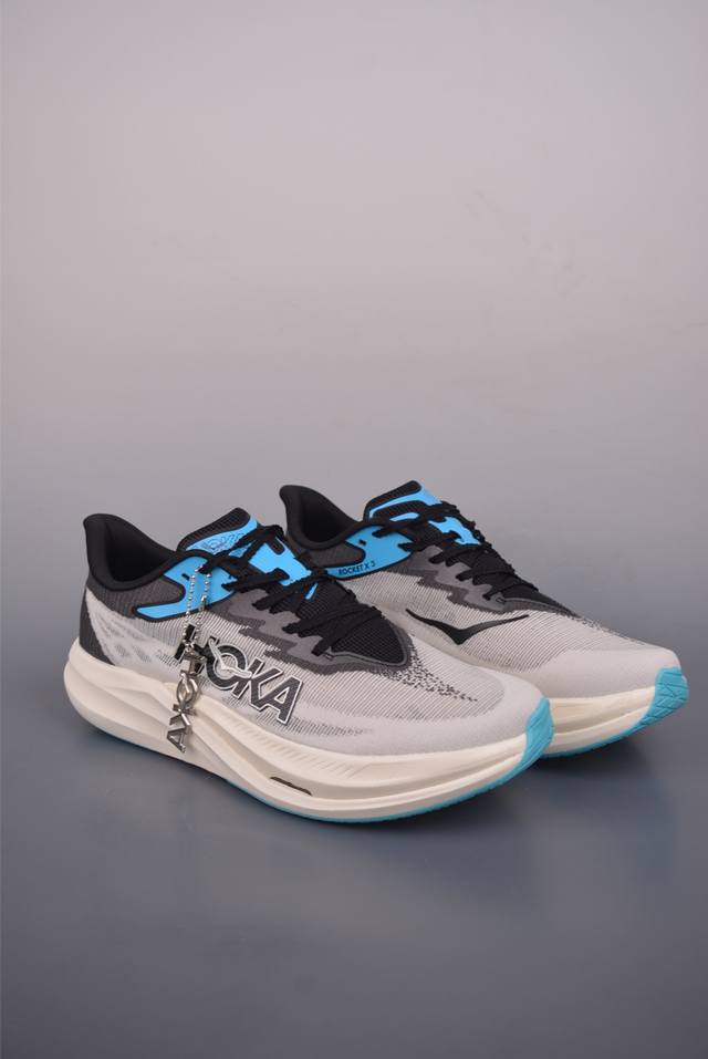 Hoka U Rocket X 3 泡棉科技 旗舰竞速运动跑鞋 实拍首发 #鞋款整体设计符合自然步态的不对称鞋面和鞋底结构 大底在高耗损区域设置耐磨橡胶 并未完