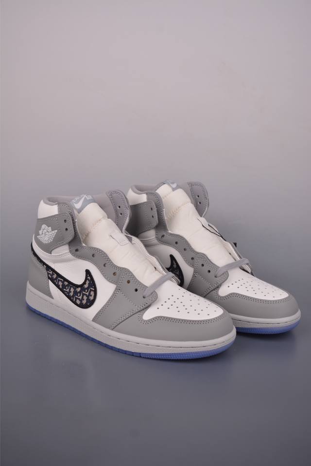 Dior X Air Jordan 1 High Og 迪奥联名Aj1 正确原盒 35周年限量联名鞋款选择了Air Jordan 1 High为基底打造，选择白